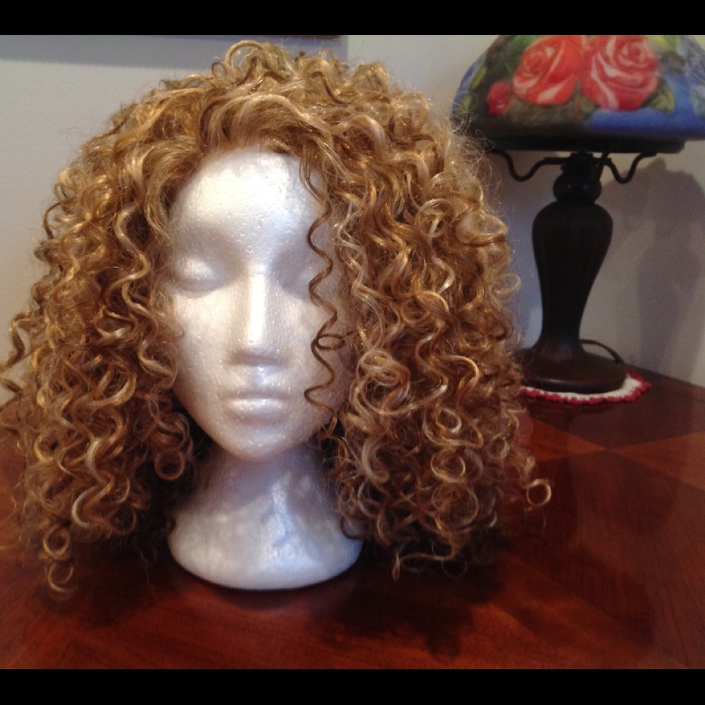 🔥Woman's Full Cap Curly Wig 🔥Never Worn! 🔥